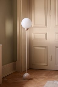 Ripley Beige gulvlampe Fra Globen Lighting - Ripley med sit moderne og legende udtryk passer perfekt ind i den moderne indretning.