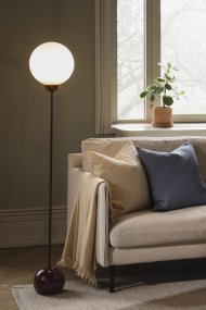 Ripley Bourgogne gulvlampe Fra Globen Lighting - Ripley er en stilfuld gulvlampe i jern med en dyb bordeaux finish og en rund sk&aelig;rm i opalhvidt glas.