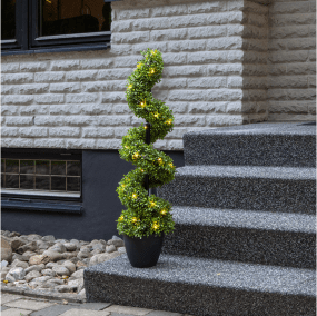 Buxbom 90cm Grøn Fra Star Trading - Med 30 varme hvide lyspunkter lyser den smukt op og er fantastisk at bruge som et indbydende tr&aelig; udend&oslash;rs eller indend&oslash;rs i en lobby eller derhjemme i en entr&eacute;.