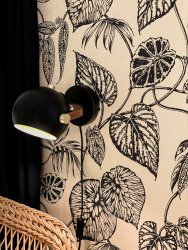 Bow Sort læselampe Fra Aneta Lighting - Sløjfe væglampe i sortlakeret metal med detaljer i messing og brunt læder.