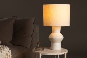 Valön 52cm Elfenben hvid Fra Venture Design - Giv dit hjem et strejf af elegance med Val&ouml;n bordlampen, en smuk lampe, der oplyser dit rum med stil.