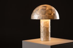 Lindön 48cm Beige bordlampe Fra Venture Design - Placer den p&aring; et sidebord eller en byr&aring; og lad Lind&ouml;n tilf&oslash;je et moderne og elegant touch til din indretning.