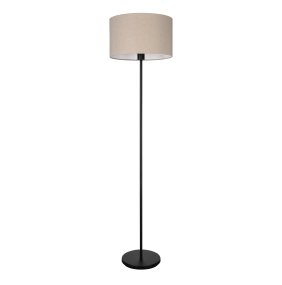 Feniglia Beige gulvlampe Fra Eglo - Lampen har en sort metalramme og en h&oslash;rsk&aelig;rm med en varm, naturlig farve, der skaber et bl&oslash;dt og behageligt lys.