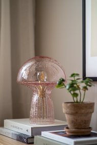 Fungo 30cm Lyserød bordlampe Fra Globen Lighting - Hver lampe er mundbl&aelig;st og unik, hvilket betyder, at der forekommer variationer i farve, glastykkelse og antal bobler.