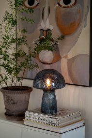 Fungo 30cm Blå bordlampe Fra Globen Lighting - Hver lampe er mundbl&aelig;st og unik, hvilket betyder, at der forekommer variationer i farve, glastykkelse og antal bobler.
