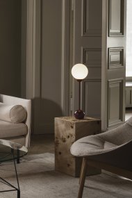 Ripley 52cm Bourgogne bordlampe Fra Globen Lighting - Den slanke form og de afrundede detaljer giver lampen et moderne og legende udtryk, mens glasskærmen spreder et blødt og behageligt lys.
