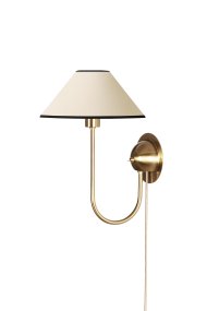 Iris 32cm Messing/cremehvid væglampe Fra Globen Lighting - Den blødt buede arm er kombineret med en cremehvid tekstilskærm, der skaber et varmt og klassisk udtryk.