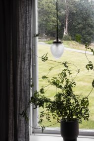 Juni Ø10 Antik messing/hvid vindueslampe Fra Globen Lighting - Juni med sit smukke slebne glas og metalskærm tager dig tilbage i tiden til starten af 1900-tallet.