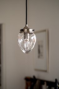 Juni Ø10 Antik stål/transparent vindueslampe Fra Globen Lighting - Juni med sit smukke slebne glas og metalskærm tager dig tilbage i tiden til starten af 1900-tallet.