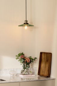 Cobbler Ø25 Grøn loftslampe Fra Globen Lighting - Lampen har en 120 cm lang sort tekstilledning og en sort loftskop i plastik.