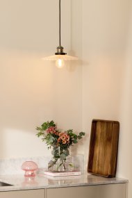 Cobbler Ø25 Hvid loftslampe Fra Globen Lighting - Lampen har en 120 cm lang sort tekstilledning og en sort loftskop i plastik.