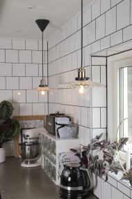 Cobbler Ø25 Gennemsigtig loftslampe Fra Globen Lighting - Lampen har en 120 cm lang sort tekstilledning og en sort loftskop i plastik.