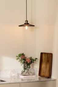 Cobbler Ø25 Røgfarvet loftslampe Fra Globen Lighting - Lampen har en 120 cm lang sort tekstilledning og en sort loftskop i plastik.