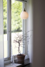 Bowl Ø15 Hvid vindueslampe Fra Globen Lighting - Lille elegant glaspendel med detaljer i b&oslash;rstet messing.