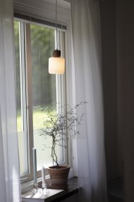 DOT Ø10 Hvid vindueslampe Fra Globen Lighting - Leveres med en 3,5 m tekstilledning med afbryder og stik.