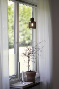 DOT Ø10 Røgfarvet Fra Globen Lighting - Leveres med en 3,5 m tekstilledning med afbryder og stik.