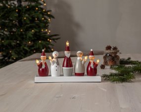 Santa Family Multi-formål Fra Star Trading - Lysestagen giver en fantastisk julestemning i b&aring;de vinduer eller p&aring; en sk&aelig;nk.