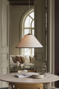 Iris Ø50 Cremet hvid Fra Globen Lighting - Iris er en elegant loftspendel i jern med messingfinish og en håndlavet tekstilskærm i cremefarvet bomuld.