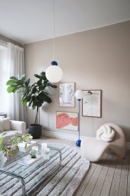 Ripley Ø25 Blå loftslampe Fra Globen Lighting - Lampen er lavet af metal og har en glassk&aelig;rm i opalhvidt glas, der spreder et flot lys i rummet.