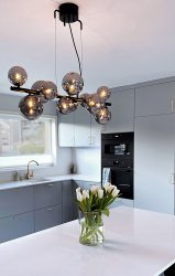 Molekyl 85cm Røg grå loftslampe Fra Aneta Lighting - Molekyl trendy loftslampe i sort metal med 11 røgglas kopper i forskellige størrelser placeret på&aring; en 85 cm lang stang.