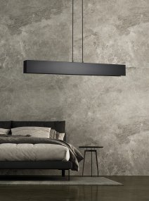 Gentor 96cm Sort Fra Emibig Lighting - Gentor er en minimalistisk loftslampe med en bl&oslash;d, geometrisk form &ndash; Et fremragende valg for dem, der s&aelig;tter pris p&aring; enkelt design, men samtidig &oslash;nsker at skabe et unikt interi&oslash;r.