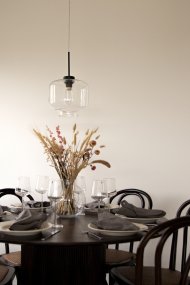 Ritz Ø25 Gennemsigtig loftslampe Fra Globen Lighting - Ritz er en pendellampe med en klassisk form og en lille st&oslash;rrelse, der ser lige s&aring; godt ud alene som i en r&aelig;kke over et spisebord.