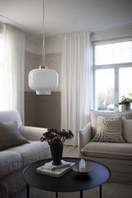 Ritz Ø25 Hvid loftslampe Fra Globen Lighting - Ritz er en pendellampe med en klassisk form og en lille st&oslash;rrelse, der ser lige s&aring; godt ud alene som i en r&aelig;kke over et spisebord.