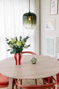 Haze Ø25 Grøn loftslampe Fra Globen Lighting - Haze er en smuk pendel med et mundblæst glas, der er riflet på indersiden, hvilket skaber et smukt lysspil, når lampen er tændt.