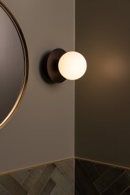 Art Deco Ø16 Sort og hvid badeværelseslampe Fra Globen Lighting - Lampen er lavet af metal og har en hvid glasskærm, der skaber en flot lysspredning i rummet.