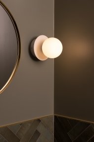 Art Deco Ø16 Hvid badeværelseslampe Fra Globen Lighting - Lampen er lavet af metal og har en hvid glasskærm, der skaber en flot lysspredning i rummet.