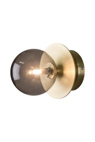 Art Deco Ø16 Børstet messing/røget badeværelseslampe Fra Globen Lighting - Lampen er lavet af metal og har en skærm af røget glas, der skaber en flot lysspredning i rummet.