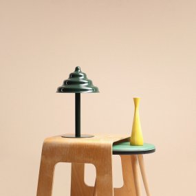 Wave 36cm Mørkegrøn bordlampe Fra Artera - Wave er en moderne bordlampe med retrodesign, som gør den til alsidig belysning og passer ind i ethvert hjem.
