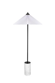 Matisse Hvid gulvlampe Fra Globen Lighting - Matisse har en plisseret hvid tekstilsk&aelig;rm og er dekoreret med en matchende plisseret metaltop.