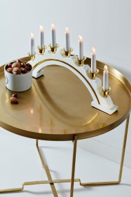 Celine Hvid Fra Markslöjd - Celine Advent Lysestage Hvid er en tidl&oslash;s og elegant lysestage til advent.