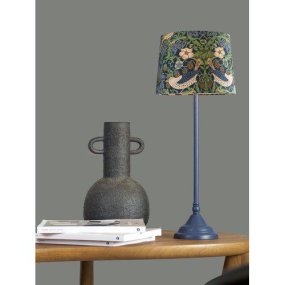 Tove 57cm Blå bordlampe Fra PR Home - Tove bordlampen er en tidl&oslash;s og elegant metallampe med en farvematchet sk&aelig;rm prydet med et trykt Morris-m&oslash;nster.