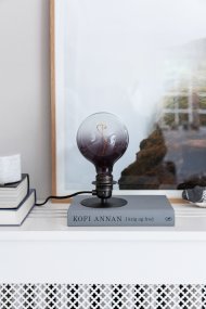 Combi 7cm Mørk sølv bordlampe Fra Halo Design - Combi har et industrielt design med sine klassiske former og metalliske overflade.