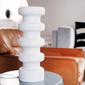 Luna 33cm Hvid bordlampe Fra Dyberg Larsen - L&aring;t Luna bordslampa bli rummets blickf&aring;ng med sitt f&ouml;rtrollande sken i opalglas och skapa en unik atmosf&auml;r.
