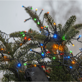 Lyskæde Akku 10m Sort Fra Star Trading - Den er udstyret med en praktisk timerfunktion, der lyser i 6 timer og er slukket i 18 timer for at spare batteri.