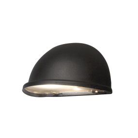 Torino Sort udendørslampe Fra Konstsmide - Den matsorte finish og den minimalistiske halvmåneform giver et subtilt og behageligt lys, der er perfekt til terrasser, gangbroer og indgange.