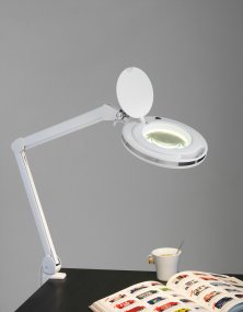Magni 76cm Hvid skrivebordslampe Fra Halo Design - Den vinklede arm har et justerbart lampehoved med integreret LED på de 8W, der udsender stærkt og godt arbejdslys.