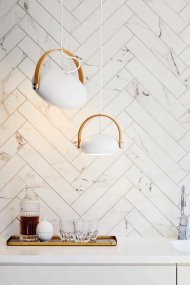 D.C Ø26 Hvid loftslampe Fra Halo Design - De runde former i kombination med detaljerne i metal og tr&aelig;.