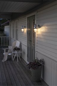 Napoli Varmgalvaniseret udendørslampe Fra Konstsmide - Lampens klassiske design med en rund glaskuppel og en bred skærm spreder et varmt og behageligt lys, perfekt til at oplyse indgange og terrasser.