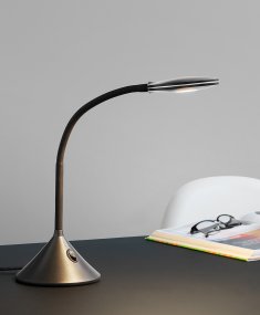 Fix 35cm Sort skrivebordslampe Fra Halo Design - Den udsender et godt lys på 280lm og 3000K varm hvid farvegengivelse.