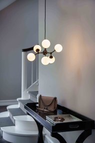 Atom 45cm Sort/opal loftslampe Fra Halo Design - De næsten svævende kupler af opalglas skaber en flot spredning af lys i rummet.