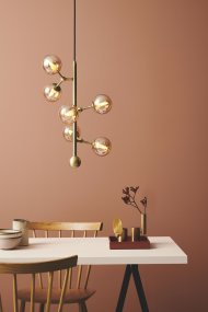 Atom vertical Ø30 Antik messing loftslampe Fra Halo Design - Rammens tre arme er bevægelige, hvilket giver dig mulighed for at skabe dit eget design og mønster på lampen og rette kopperne derhen, hvor du vil.