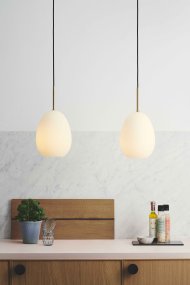 Bodø Ø20 Hvid loftslampe Fra Halo Design - Den glatte overflade og runde form af opalglas giver en flot spredning af lys i rummet og i kombination med detaljerne i messing bringer det elegance.
