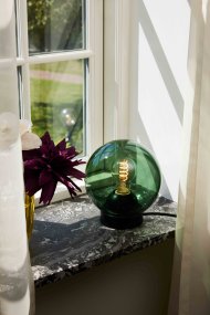 Bubbles 20cm Grøn Fra Halo Design - Det grønne glas i kombination med de matsorte metaldetaljer bidrager til en elegance og giver en fin spredning af lys i rummet, når det er oplyst.