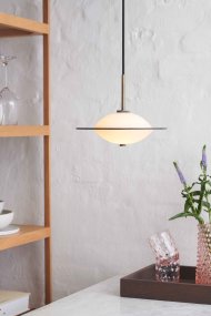 Orbit Ø24 Antik loftslampe Fra Halo Design - Med sit stilfulde og harmoniske design er Orbit en belysningsløsning, der både fremhæver og komplementerer din indretning.