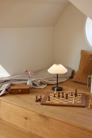 Paris 28cm Sort bærbar Fra Halo Design - Den er d&aelig;mpbar og passer til forskellige behov og stemninger, hvilket g&oslash;r den til en b&aring;de praktisk og stilfuld indretningsdetalje.