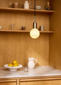 Stockholm Ø5 Antik loftslampe Fra Halo Design - Med en smuk finish i antik messing og en unik ringformet detalje bliver Stockholm et kunstnerisk indslag i dit interiør.